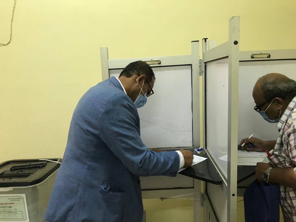 رئيس جامعة أسوان يدلي بصوته في انتخاباتالنواب  2020  (2)